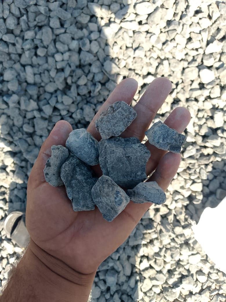 Crushed stone in hand